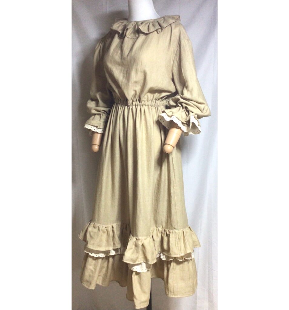 ベージュワンピース