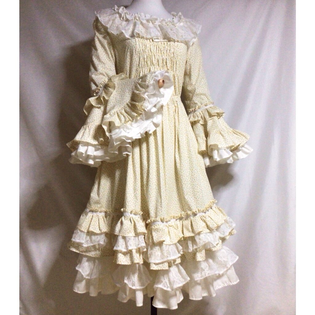 クリーム色のフリルドレス