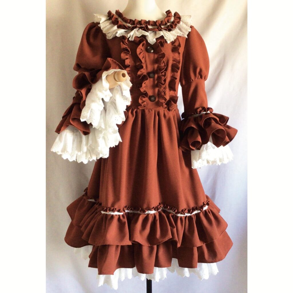 赤のフリルドレス