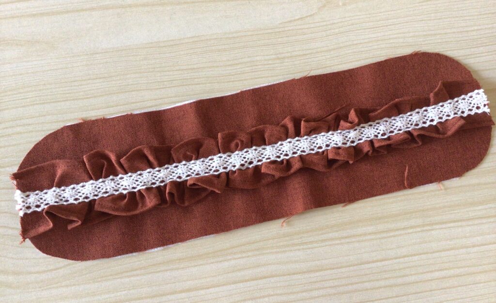 レースとフリル付け