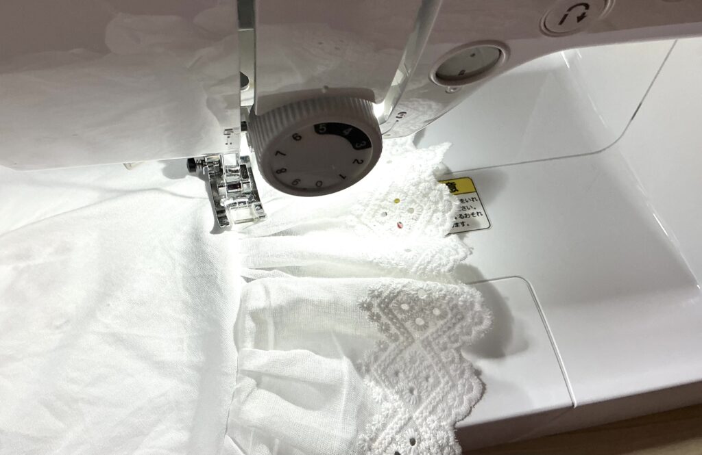 レースのミシンかけ