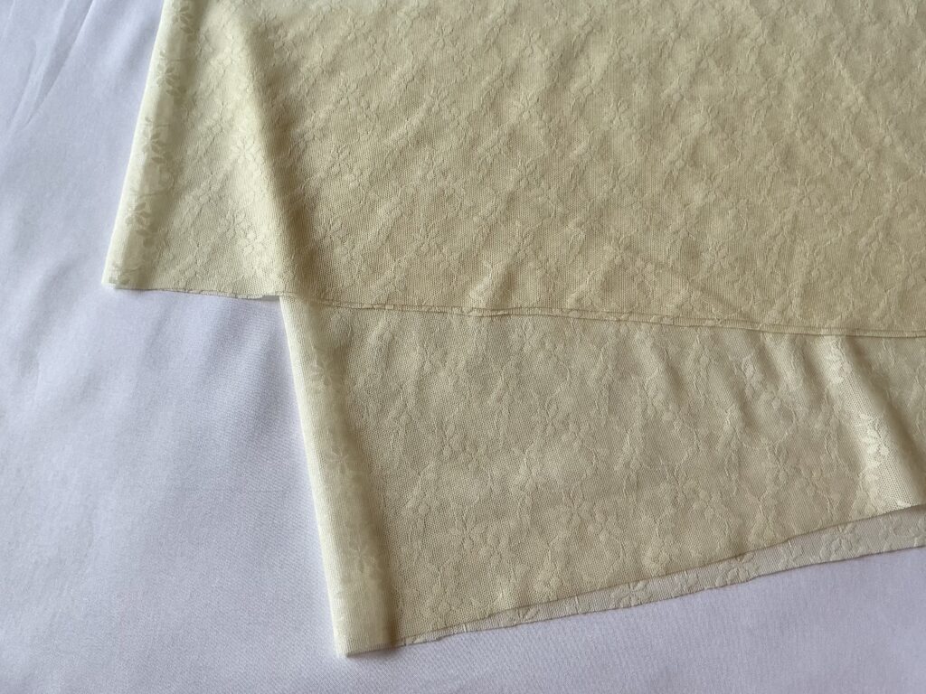 黄色のレース生地