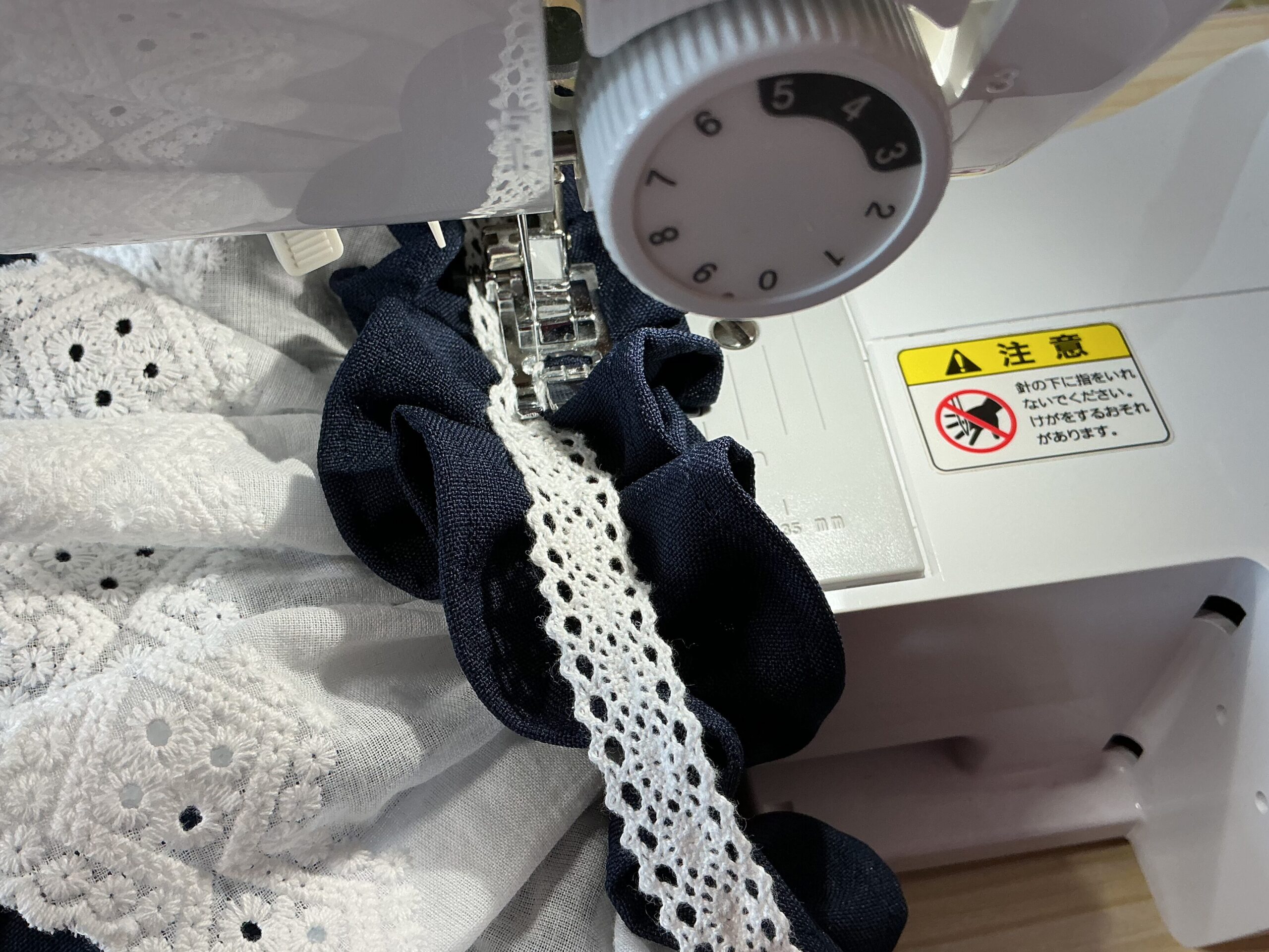 フリルとトーションレースを縫い中