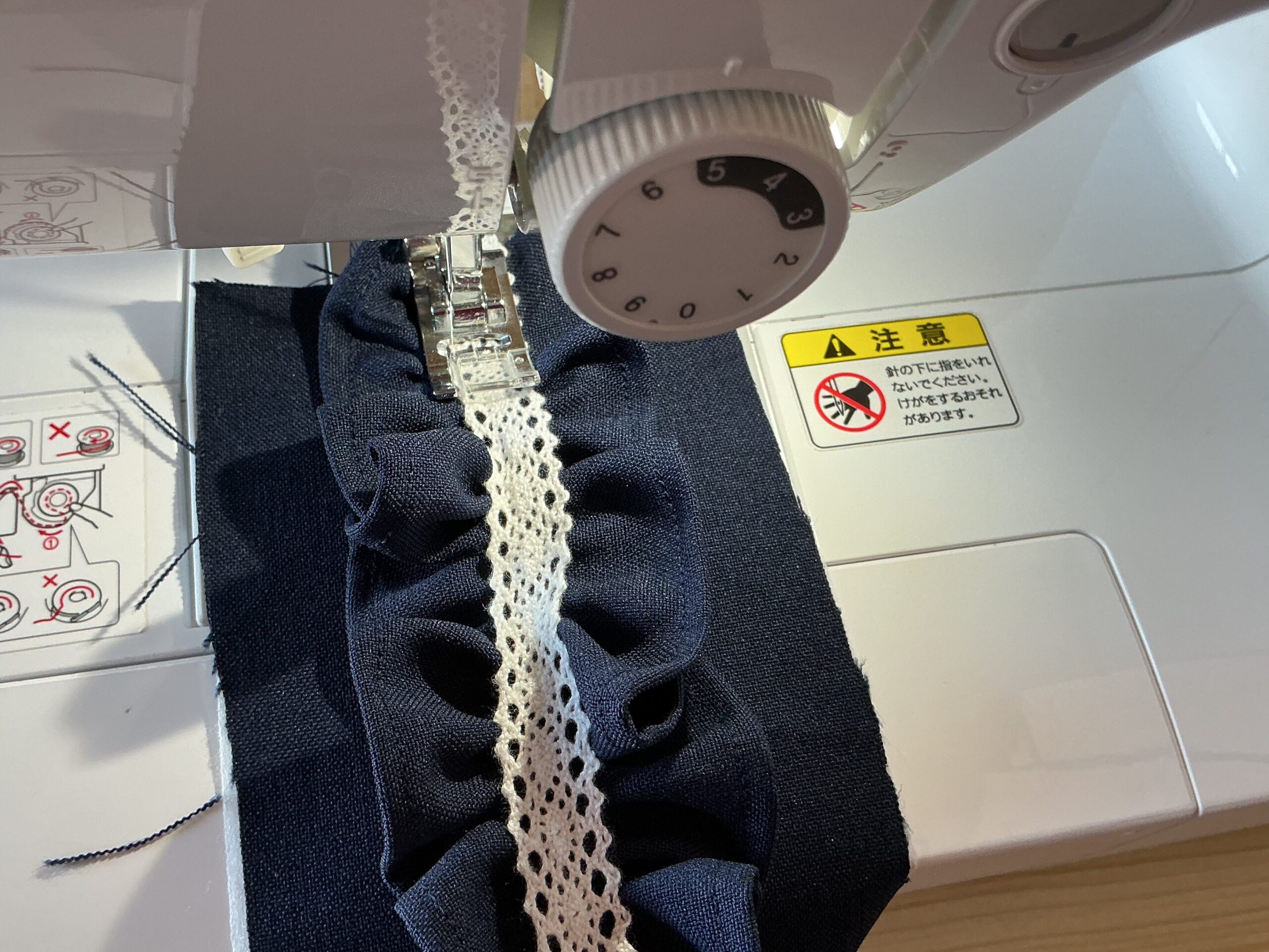 トーションレースを縫い付ける