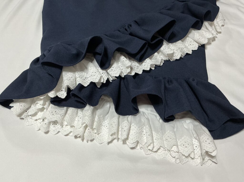 表地とペチコートのフリル