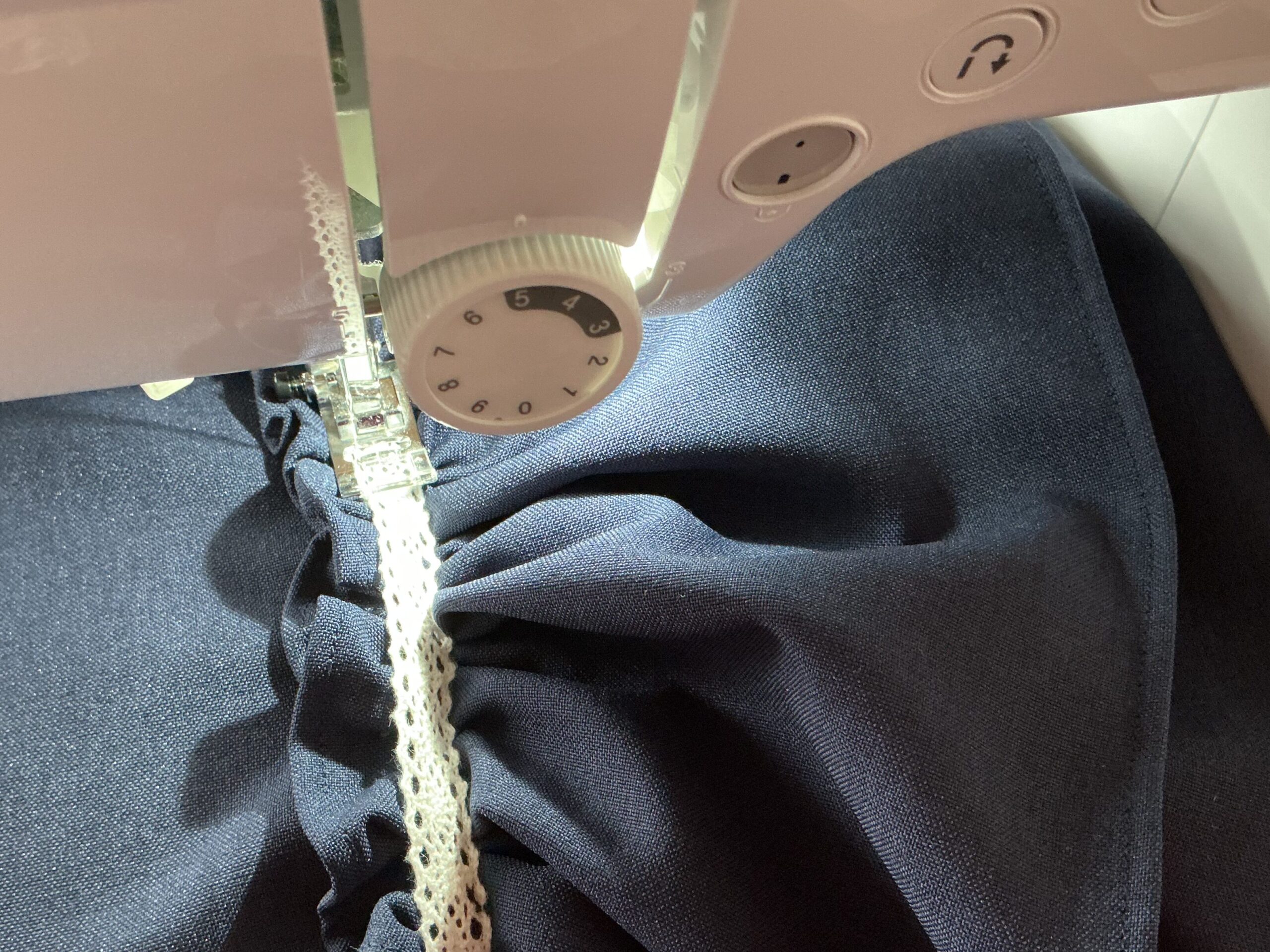 表地の二段目のフリル