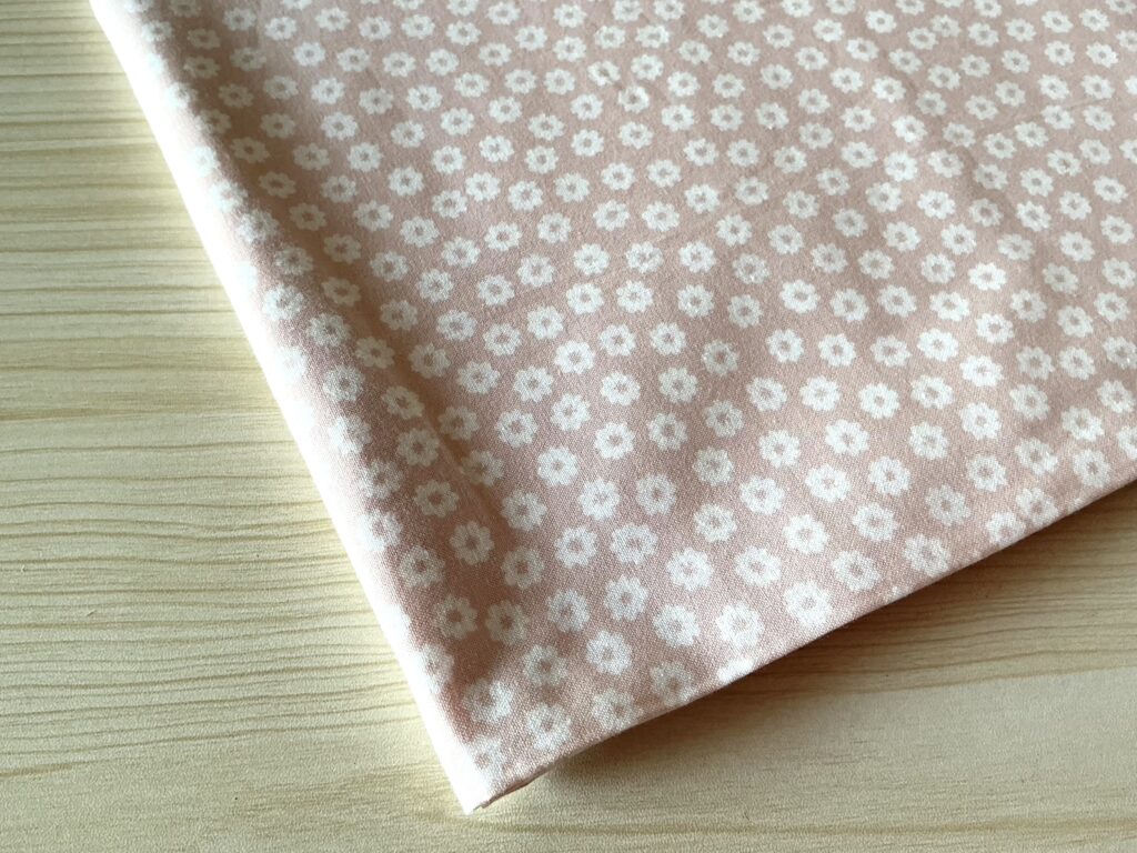 ピンクの白い花柄生地