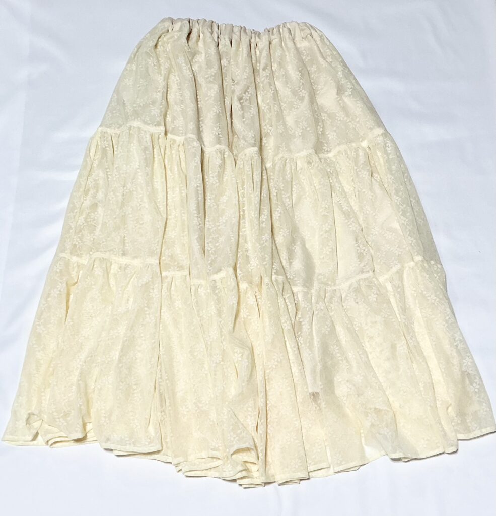 黄色の花柄レーススカート