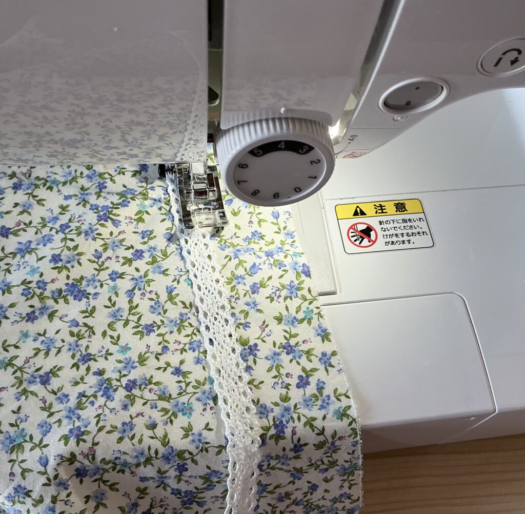 スカートの裾にレースつける