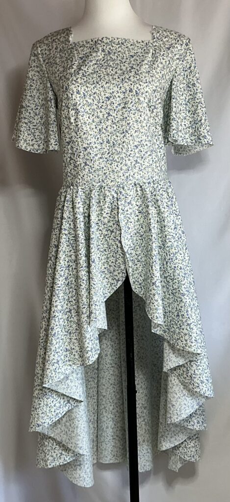 青の花柄ドレス