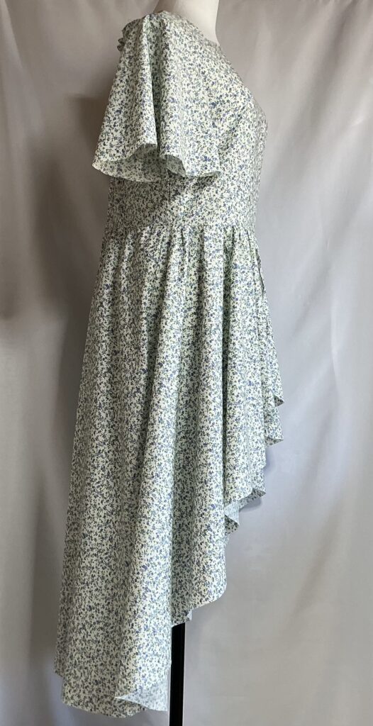 青の花柄ドレスシルエット