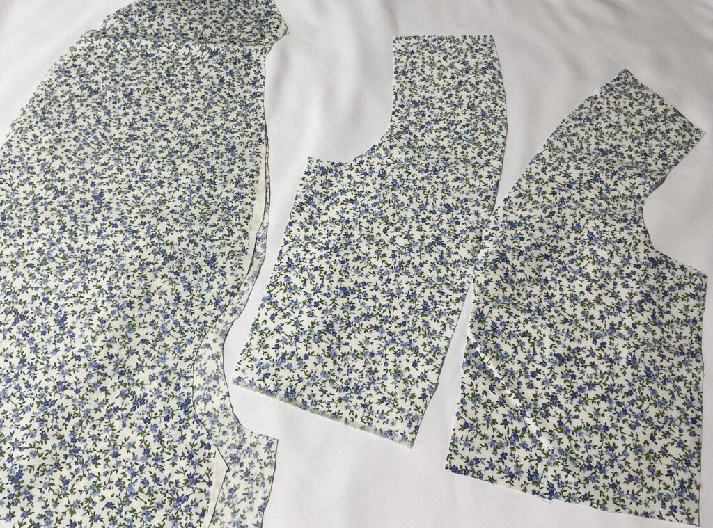 青い花柄生地を裁断中