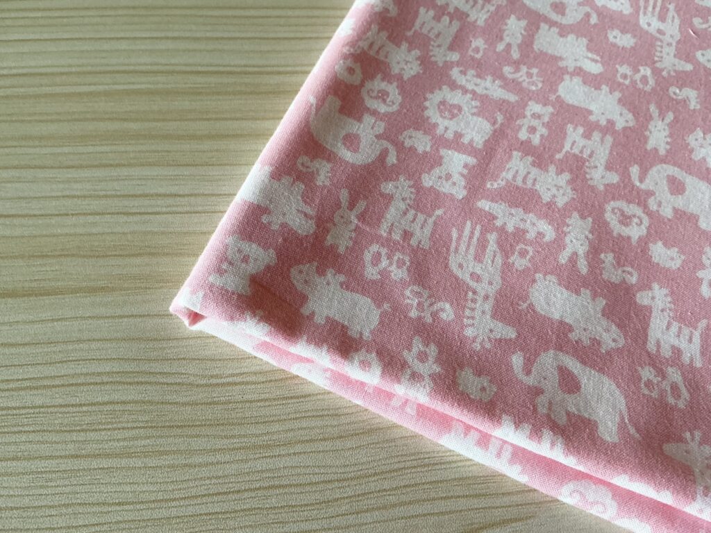 ピンクの動物柄の生地